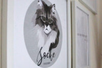 Katzenportrait mit Katze Socke an Bilderwand